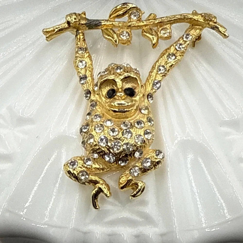 Vtg Brooch PLAYFUL SWINGING MONKEY WHIMSICAL FIGURAL ART DECO REVIVAL BLACK EYES